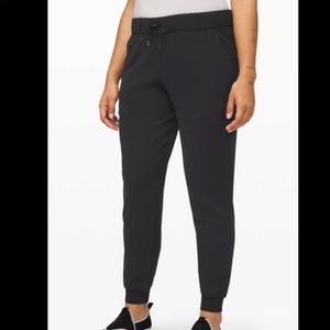 Lululemon on the fly joggers